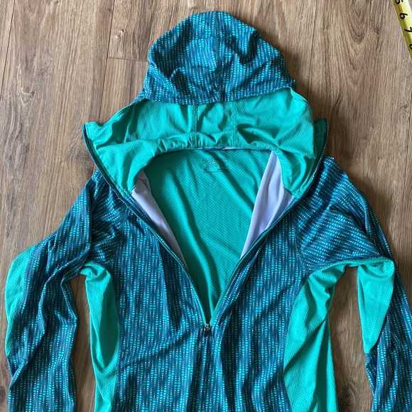 Sz M Patagonia Hoodie - Stretchy with Unique Features- Excelllent Condition ❤️😊 - Picture 11 of 13